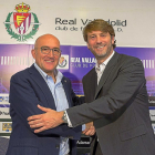 Jesús Julio Carnero y Carlos Suárez, ayer en Zorrilla tras la firma del acuerdo.-E. M.