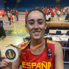 Sofía Alonso muestra su medalla de plata en el Mundial Sub-17. /  EL MUNDO