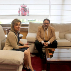 La delegada del Gobierno en Castilla y León, María José Salgueiro, se reúne con el representante de la Asociación Proyecto Escan (escolta canino), Enrique Cruz Simón.-ICAL