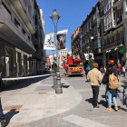 Bomberos y Policía Municipal acotan una zona de la calle Santiago de la capital vallisoletana tras la caída de cascotes de una fachada. - EUROPA PRESS