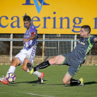 Moyano, con el brazalete de capitán, centra desde la banda en el partido frente al Toledo.-MIGUEL ÁNGEL SANTOS