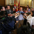 El alcalde de Valladolid, Javier León de la Riva, insistió en pedir disculpas a quien se haya sentido ofendido y lamentó la repercusión alcanzada de unas palabras que se “han sacado de contexto” sobre los abusos sexuales.