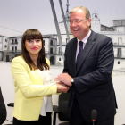 El alcalde de León, Antonio Silván, y la portavoz del grupo municipal Ciudadanos, Gemma Villarroel.-ICAL