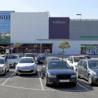 Entrada al centro comercial junto al aparcamiento de vehículos en superficie.-J. M. LOSTAU