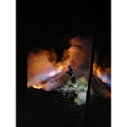 Un bombero sofoca el incendio declarado en el término municipal de Corcos del Valle.- E. M.