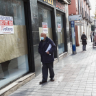 Un viandante pasa ante un negocio cerrado en una céntrica calle de Valladolid. J.M. LOSTAU