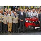 El presidente del Gobierno, Mariano Rajoy, posa delante del Kadjar con parte de la plantilla de Renault en Palencia, el presidente Carlos Ghosn y director general José Antonio López-J. M. LOSTAU