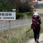 Camino de Santiago a su paso por la provincia de Palencia. En la imagen, una peregrina en el tramo de Carrión de los Condes-Ical