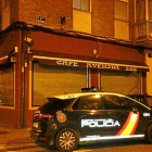 Agentes del Cuerpo Nacional de Policía acceden al  bar Avenida 2 minutos después de los hechos.-EL MUNDO