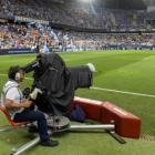 Camara de televisión siguiendo en La Rosaleda  el partido de Liga Malaga-Barça.-JORDI COTRINA