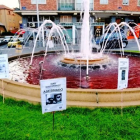 Fuente con el agua teñida de color rojo por una acción de la Coordinadora Antifascista de Segovia.-ICAL