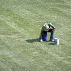 Un operario trabaja sobre el césped del estadio José Zorrilla.-MIGUEL ÁNGEL SANTOS