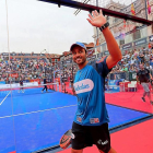 Belasteguin saluda al público tras anunciar su lesión.-MARIO MORÁN