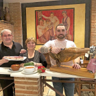 De izquierda a derecha, Jesús Galindo, Pilar Merino y su hijo, Pedro José, en el interior del restaurante La Muralla, delante de uno de los frescos que lo decoran.-ARGICOMUNICACIÓN