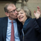 Theresa May recibe un beso de su marido, Philip John May, en el Palacio de Westminster-AFP / CHRIS RATCLIFFE