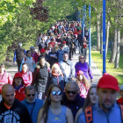 Varios andarines recorren un tramo del recorrido largo de la Marcha Asprona.-J.M. LOSTAU