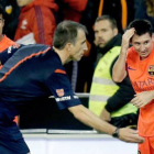 Leo Messi se lamenta tras recibir el impacto de una botella en Mestalla.-Foto:   EFE / JUAN CARLOS CÁRDENAS