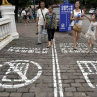 China inventa el "primer carril para usuarios de teléfono móvil", en la ciudad de Chongqing.-Foto: AP