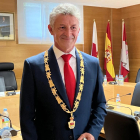 Sarbelio Fernández sonríe tras ser reelegido como alcalde de Arroyo de la Encomienda.- E. M.