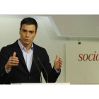 El secretario general del PSOE, Pedro Sánchez, en rueda de prensa.-Foto: JUAN MANUEL PRATS