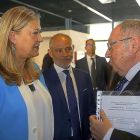 Pilar del Olmo conversa con José Luis Bonet en presencia          de Víctor Caramanzana, en el recinto de la Feria de Valladolid.-ICAL