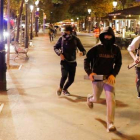 Agresión de ultras a un joven antifascista en Barcelona.-ALBERT MERCADÉ