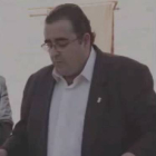 Adolfo Pacheco, alcalde del grupo popular en Villaconejos, compara la bandera del colectivo LGTB con la nazi en un pleno.-