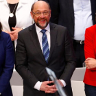 Schulz (centro), flanqueado por Andrea Nahles (izq), líder del grupo parlamentario del SPD, y Malu Dreyer, primera ministra de Renania-Palatinado, en el congreso en Bonn, el 21 de enero.-REUTERS / THILO SCHMUELGEN