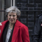 May abandona el número 10 de Downing Street para asistir a una sesión de control en la Cámara de los Comunes, en Londres, el 30 de noviembre.-EFE / WILL OLIVER