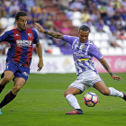 El delantero blanquivileta De Tomás chuta ante el central azulgrana Íñigo López, en el partido de la primera vuelta. J.C. CASTILLO-J.C. CASTILLO