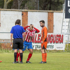 Héctor es amonestado en una jugada en la que pidió penalti.-MIGUEL ÁNGEL SANTOS