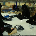Mujeres tejiendo 'hiyabs' en una fábrica controlada por el Estado Islámico en Irak.-Foto: NASHER.ME