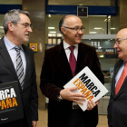 El delegado del Gobierno en Castilla y León, Ramiro Ruiz Medrano, el presidente de la Federación de Castilla y León de Sociedades Filatélicas, Francisco Javier Castro Manrique (D), y el director de la zona 1 de Correos, Ángel Pérez Pérez (I)-Ical