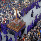 Asistentes a la procesión de la cofradía de la Santa Vera Cruz de Zamora.-ICAL