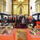 El alcalde David Esteban y los artistas participan en la inauguración de la exposición de nacimientos en la iglesia de San José.-J.M. LOSTAU