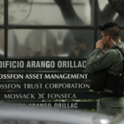Un policía espera en la puerta de la sede de Mossack Fonseca en Ciudad de Panamá, este martes.-AP / AMULFO FRANCI