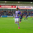 Mojica, autor del centro del gol visitante, observa el balón esperando un pase.-Photo-deporte