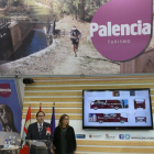 La presidenta de la Diputación de Palencia, Ángeles Armisén, y el alcalde de la capital, Alfonso Polanco, dan cuenta de la oferta turística en el expositor de la provincia.-ICAL