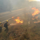 Labores de extinción del incendio en Navarredonda.-ICAL