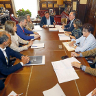 Puente, al fondo, y Gato, a su izquierda, durante la reunión del Consejo de Diálogo Social.-J. M. LOSTAU
