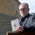 El escritor Mario Pérez Antolín, en Ávila, junto a su nuevo libro de aforismos.-DARÍO BURGUEÑO