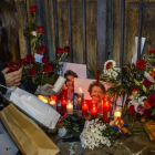 Altar improvisado en recuerdo a Rita Barberá, ante el Ayuntamiento de València.-MIGUEL LORENZO