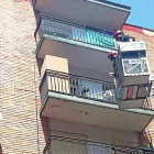 Momento en el que los bomberos acceden a la terraza con una escala.-E. M.