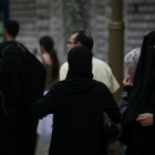 Mujeres migrantes musulmanes pasean por las calles de Canadá con sus velos.-AGENCIAS
