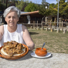 Inmaculada de Pedro, a la entrada del restaurante, con un plato del ajo carretero.-