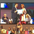 El alcalde de Rioseco, David Esteban, recoge ayer el reconocimiento en el Palacio de Congresos de Oviedo.-EL MUNDO