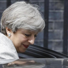 Theresa May abandona Downing Street tras reunirse con la líder del DUP, Arlene Foster.-AP / FRANK AUGSTEIN