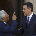 El primer ministro de Portugal, Antonio Costa, con Pedro Sánchez, durante un encuentro en Lisboa, en julio del 2018.-EFE