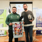 Juan Carlos Pérez y Fernando Suárez, con el cartel en la presentación del torneo Melé. / J. M. LOSTAU
