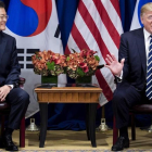 Moon Jae-in escucha a Trump durante una declaración del presidente de EEUU a la prensa, en el Palace Hotel, en Nueva York, el 21 de septiembre-AFP / BRENDAN SMIALOWSKI